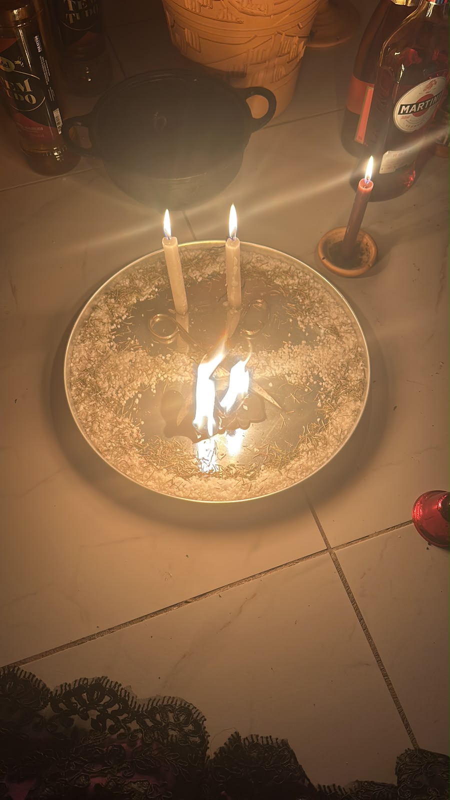 Ritual com velas, sal e ervas