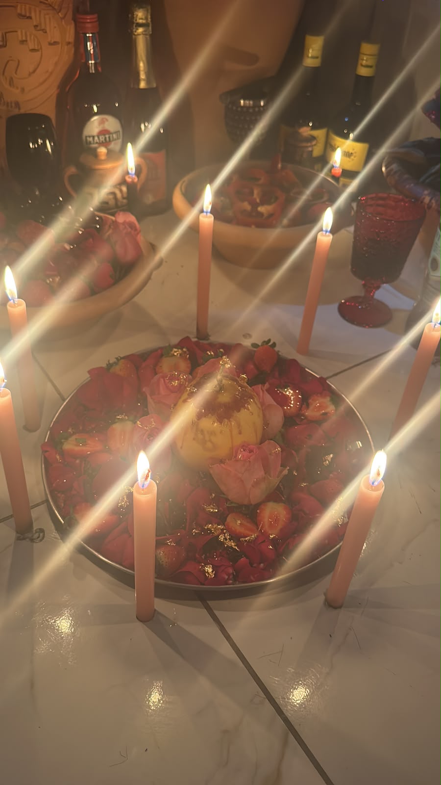 Oferenda de amor com rosas, morangos e velas rosa