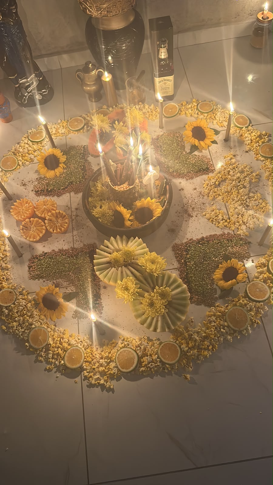 Oferenda de prosperidade com girassóis, frutas e velas